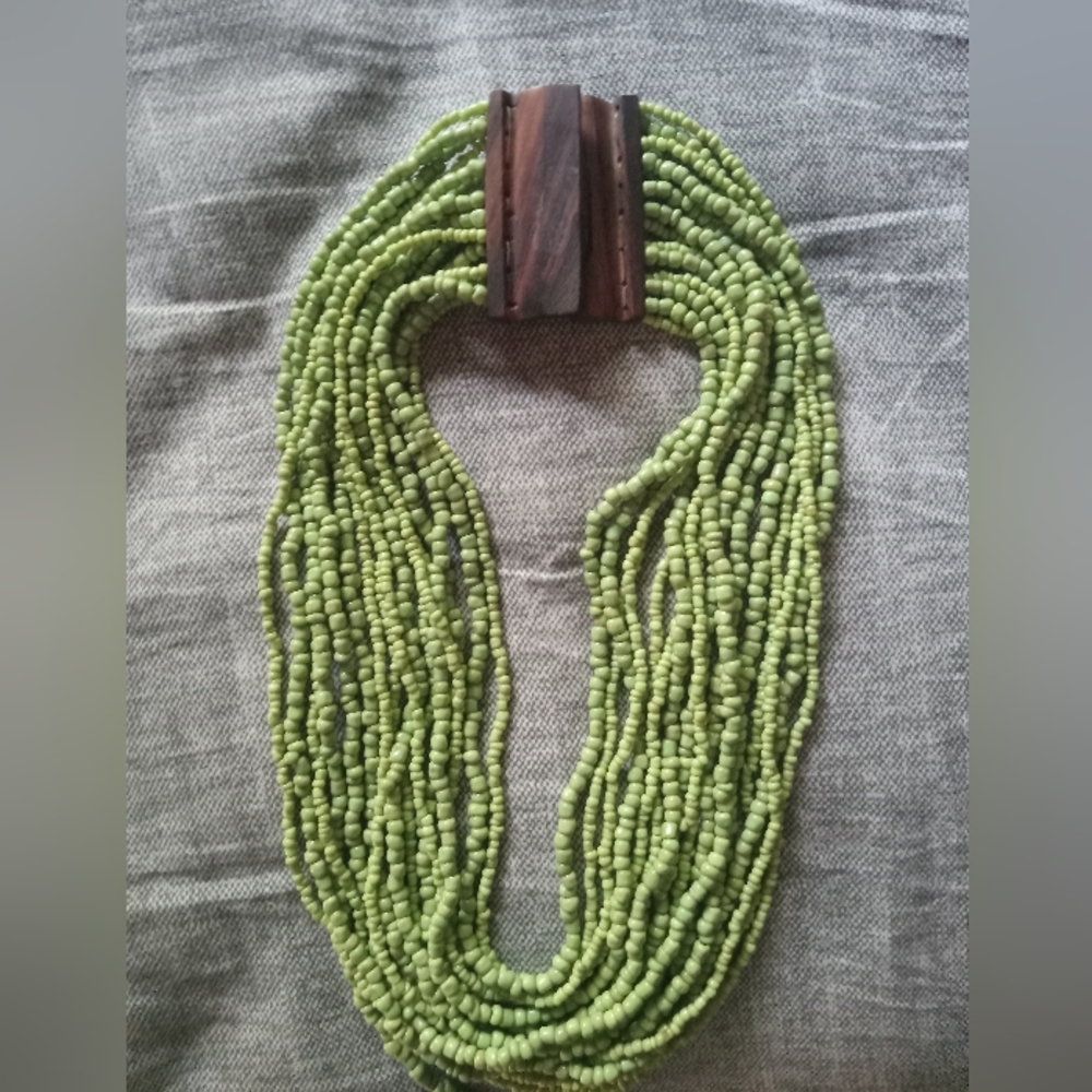 Mulistrand apple green beaded necklace